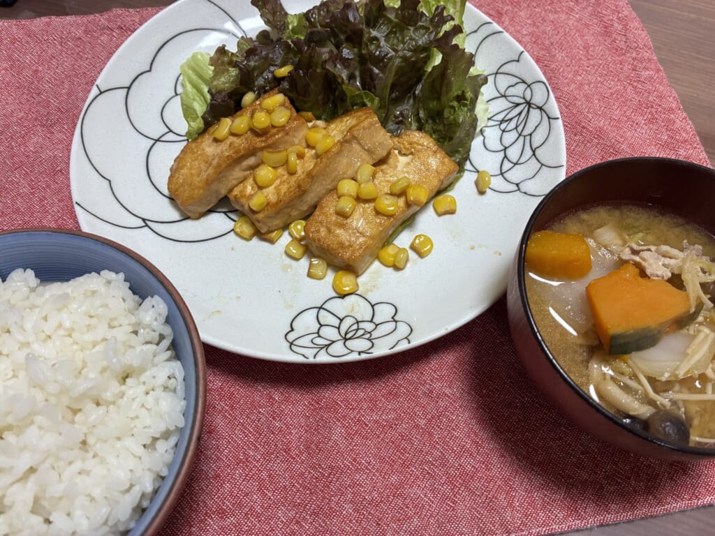 ヨシケイ カットミール、2日目に完成した秋の目だくさん豚汁とこんがり豆腐ステーキ