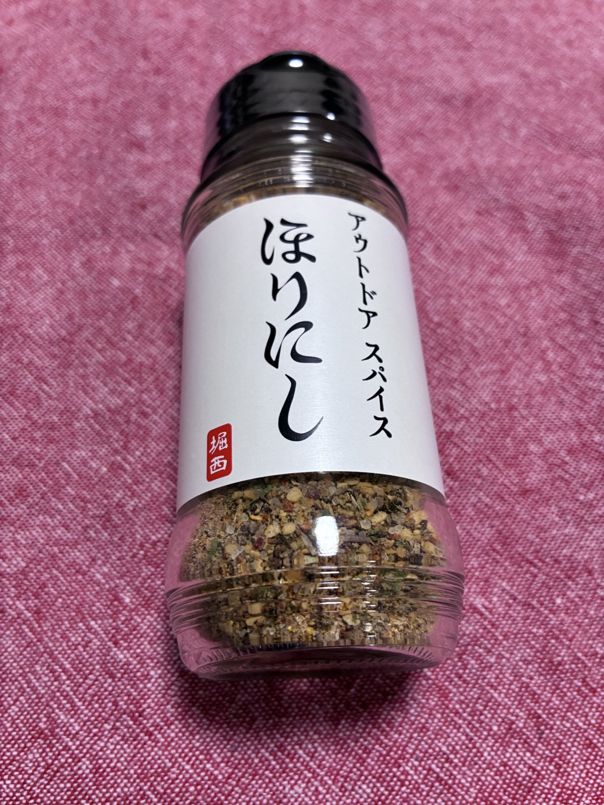 ほりにし アウトドアスパイスの中身の粒を近くから撮影した写真