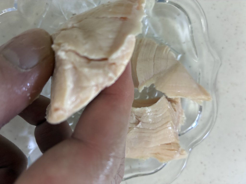 手で割いたサラダチキンの断面を撮影した写真