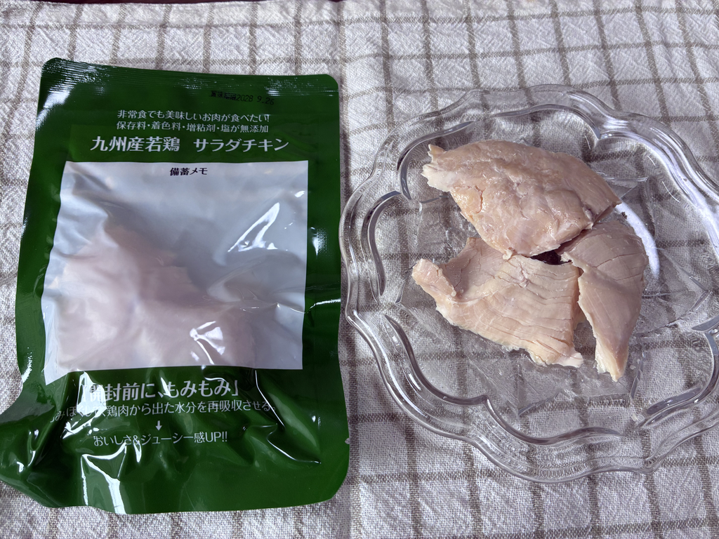 袋から出したサラダチキンを皿に乗せた状態を撮影した写真