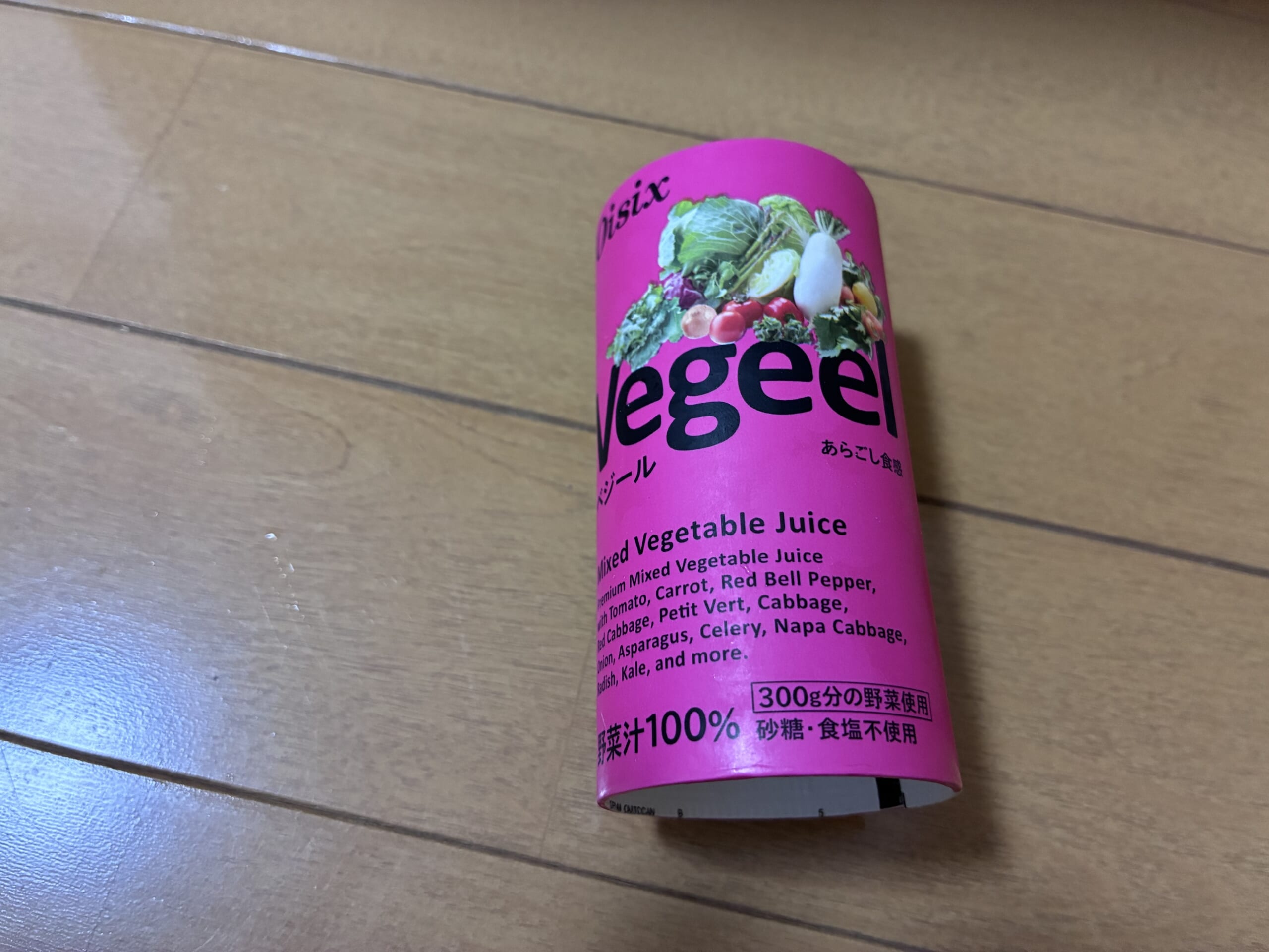 オイシックスのお試しセットに入っていた、ピンク色の筒型パッケージの野菜ジュース