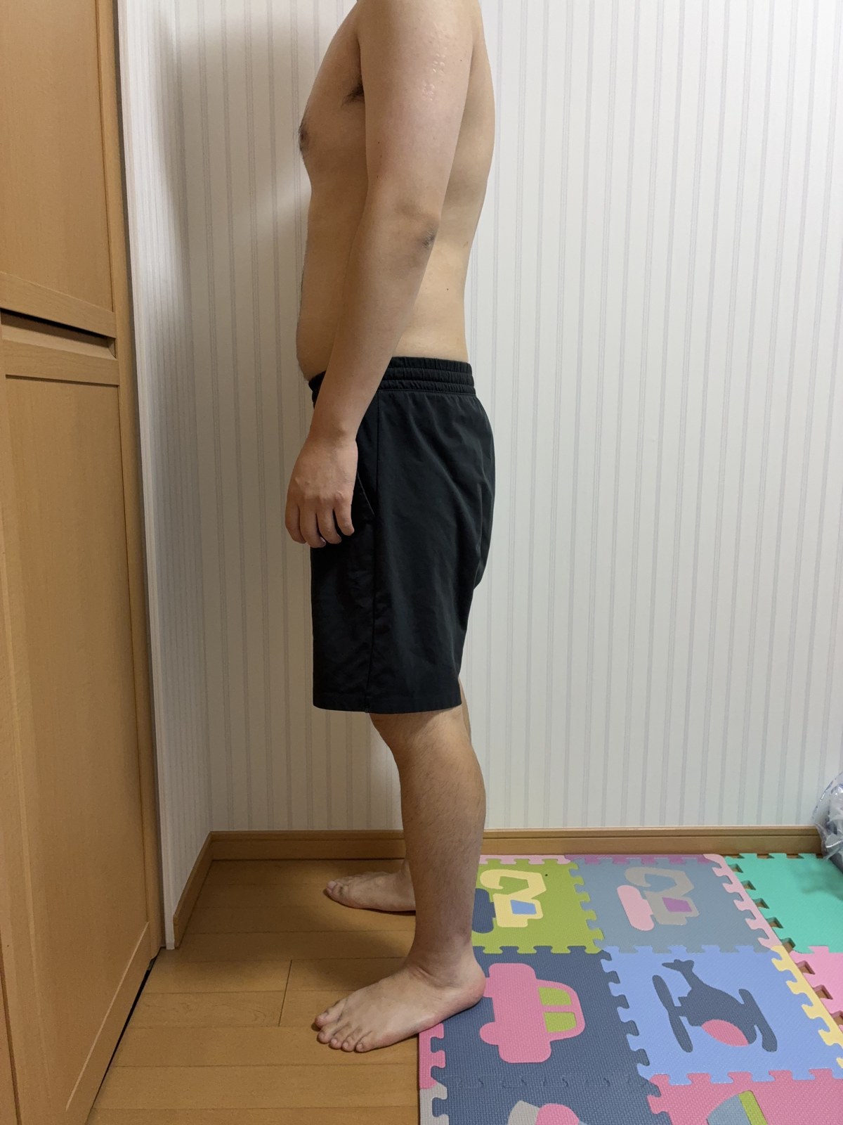 10/1時点の体型を撮影した写真(横向き、首から下)