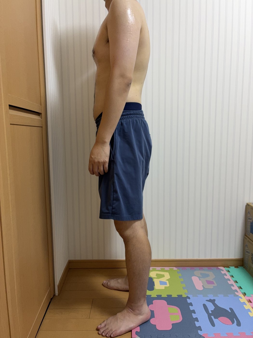 10/3時点の体型を撮影した写真(横向き、首から下)