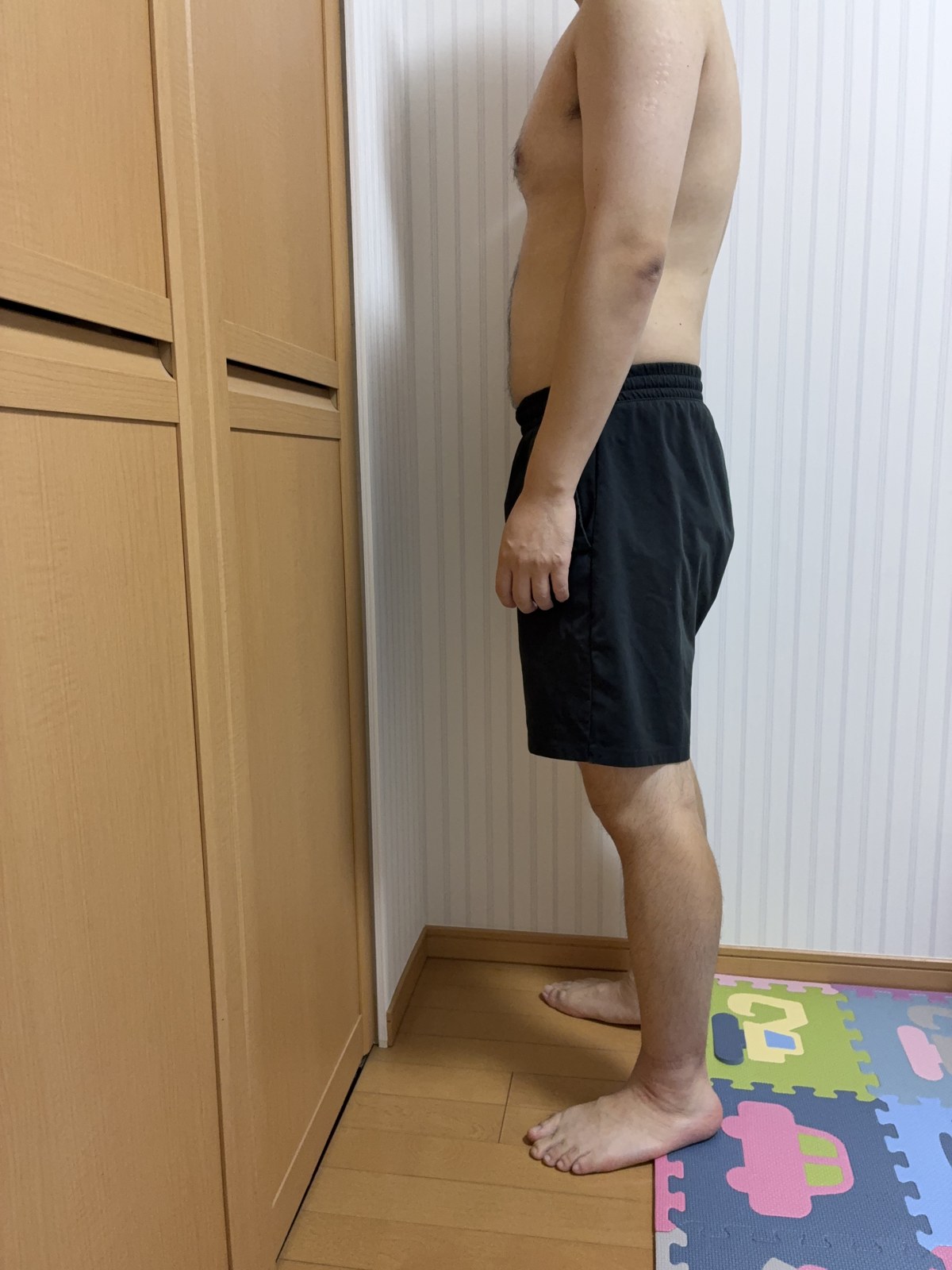 10/4時点の体型を撮影した写真(横向き、首から下)