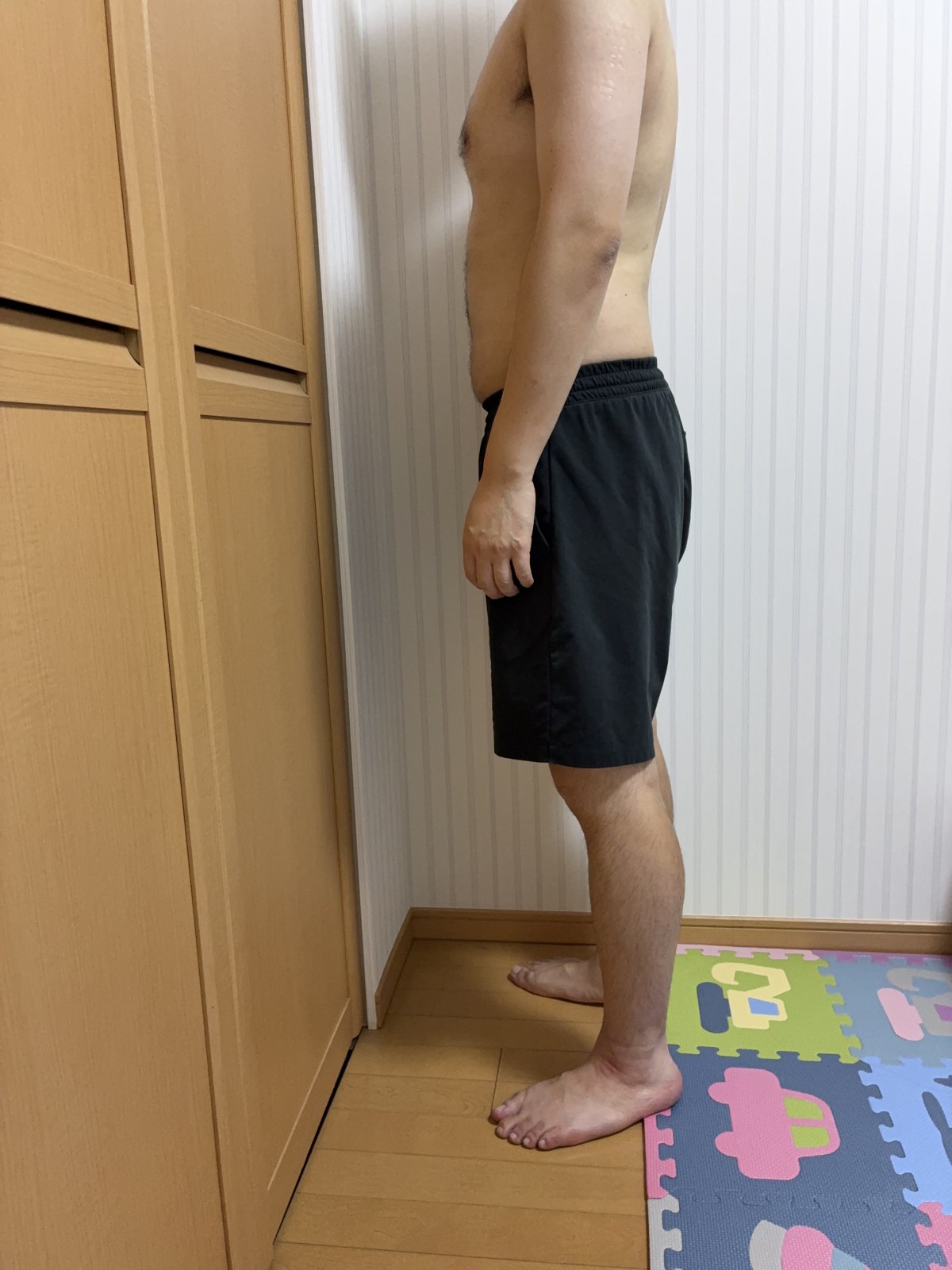 10/6時点の体型を撮影した写真(横向き、首から下)