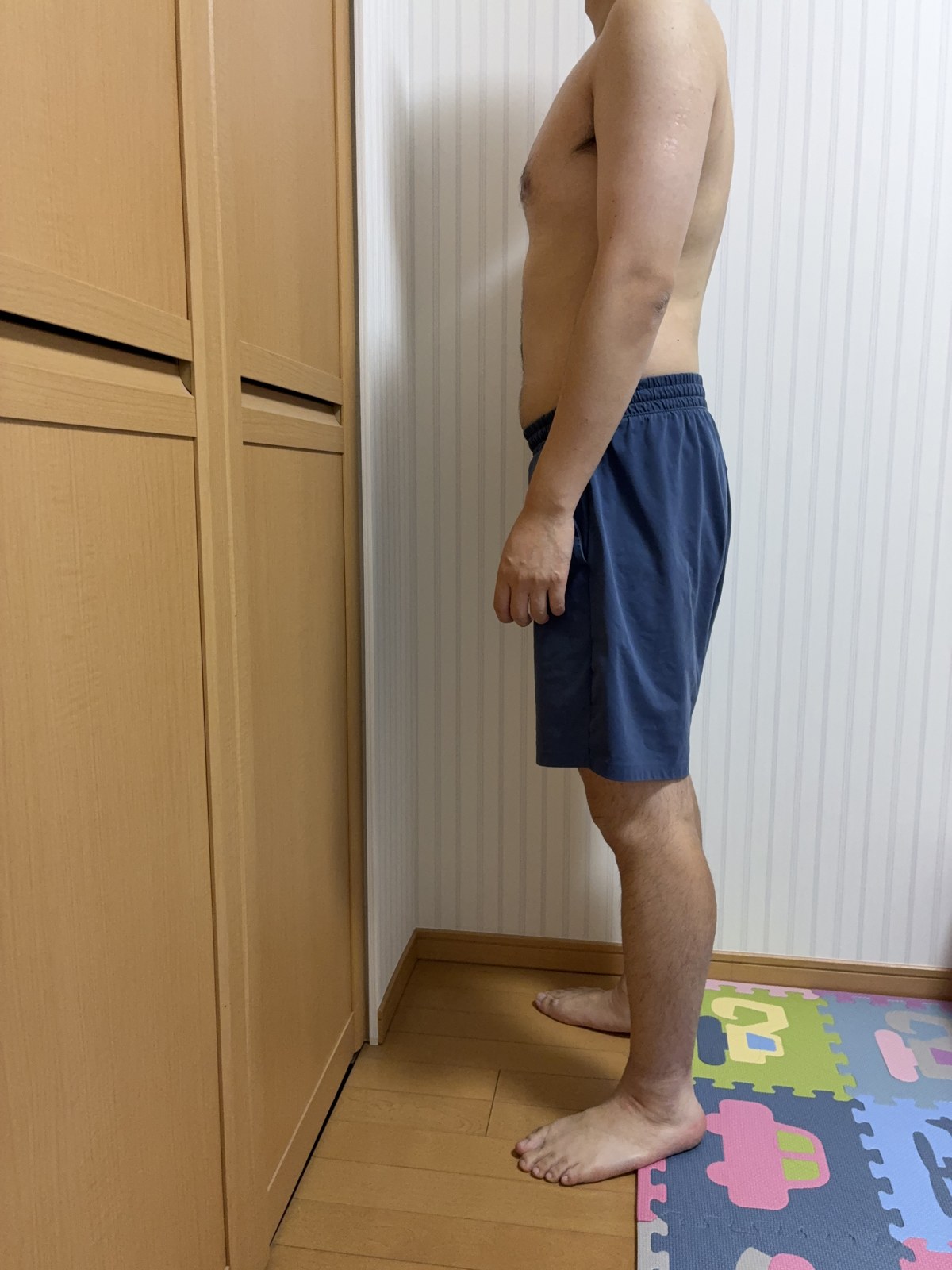 10/7時点の体型を撮影した写真(横向き、首から下)
