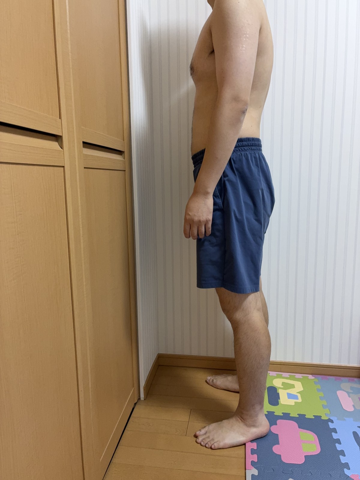 10/8時点の体型を撮影した写真(横向き、首から下)