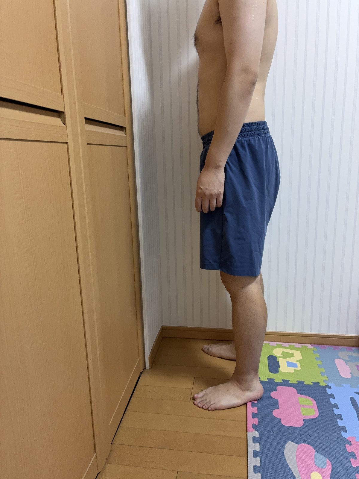 10/9時点の体型を撮影した写真(横向き、首から下)