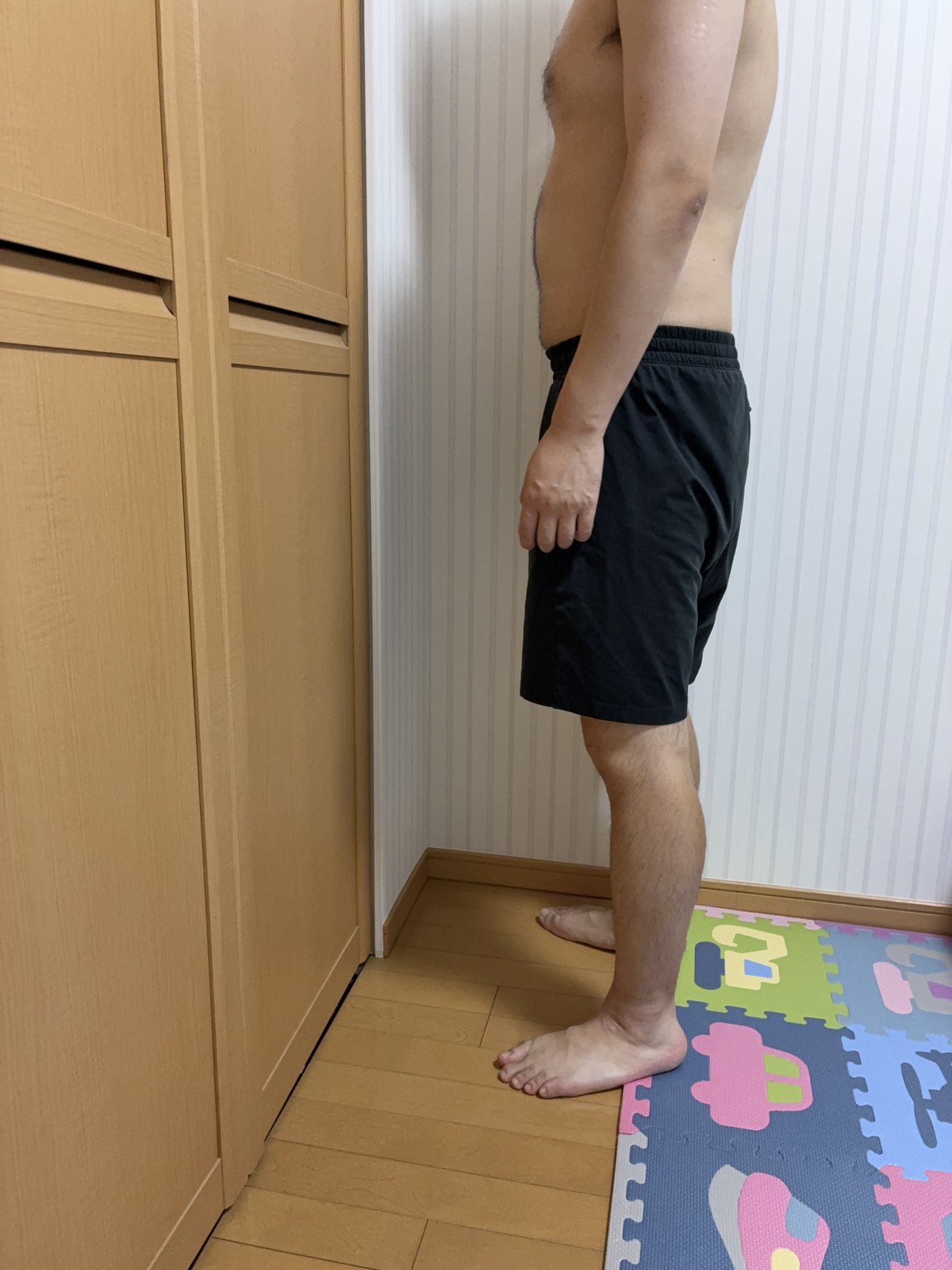 10/11時点の体型を撮影した写真(横向き、首から下)
