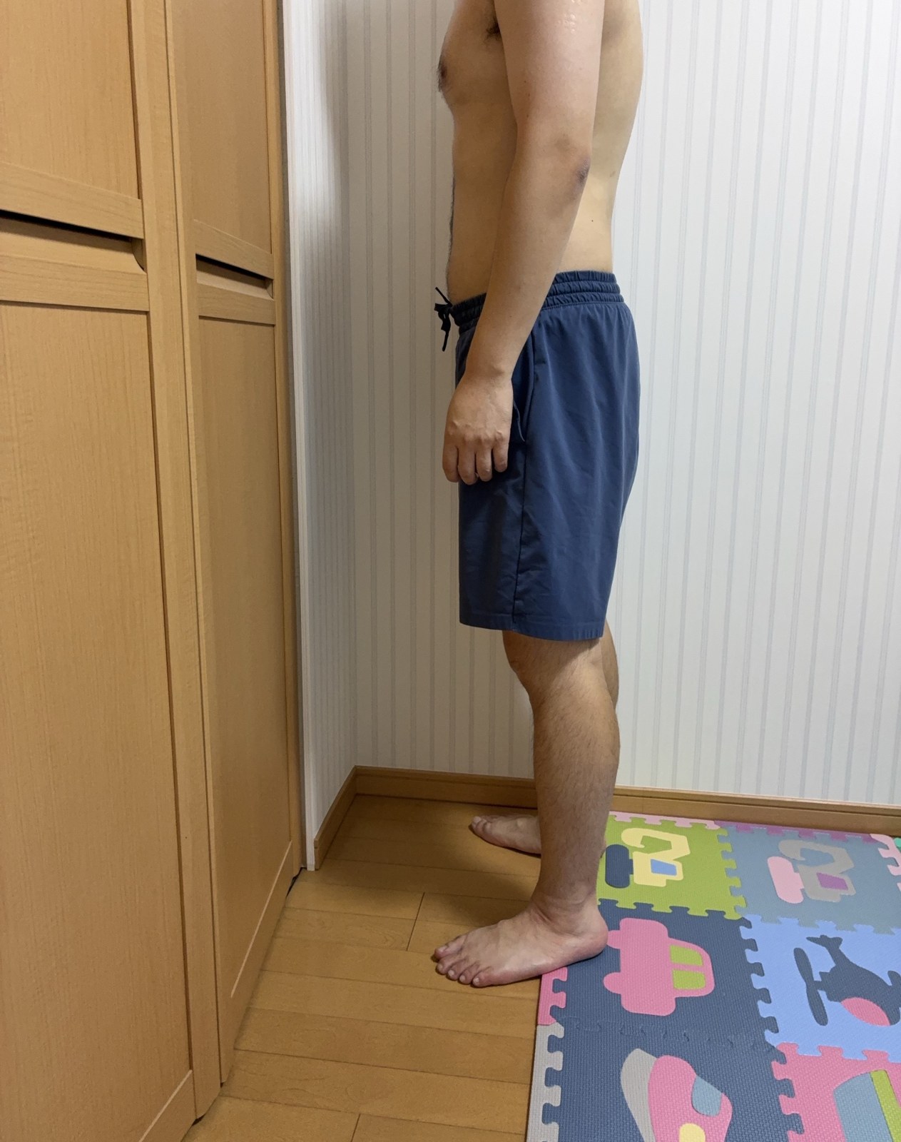 10/15時点の体型を撮影した写真(横向き、首から下)