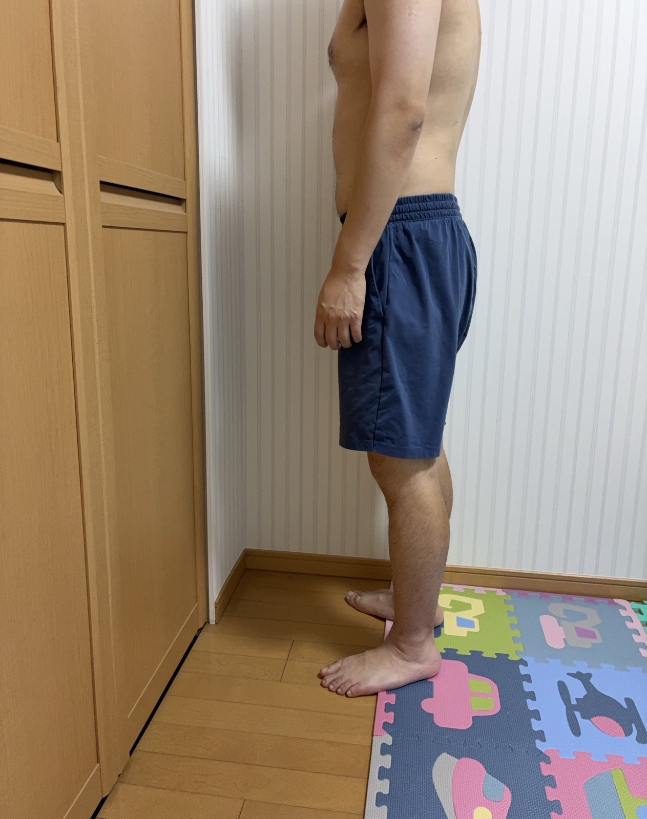 10/17時点の体型を撮影した写真(横向き、首から下)