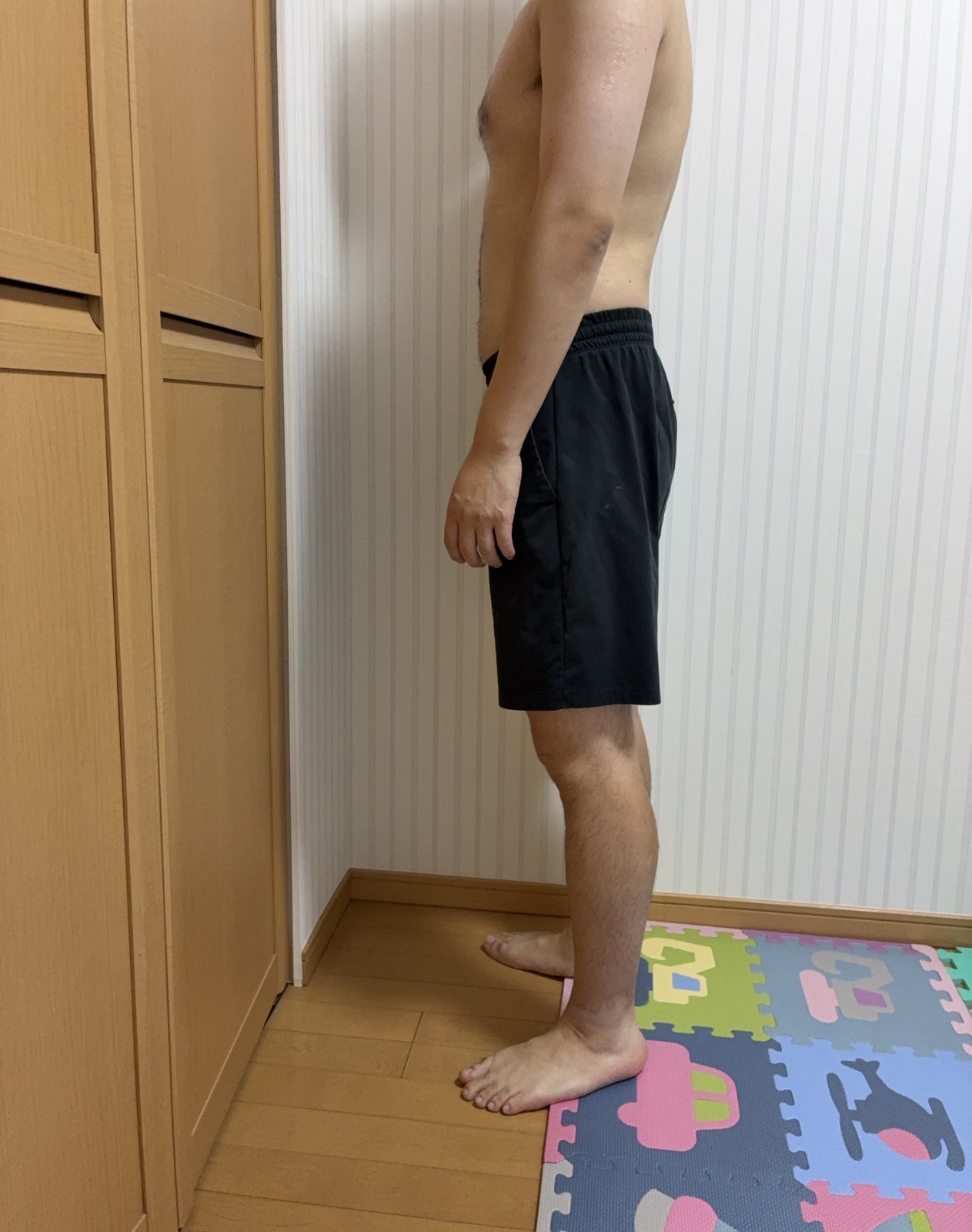 10/21時点の体型を撮影した写真(横向き、首から下)