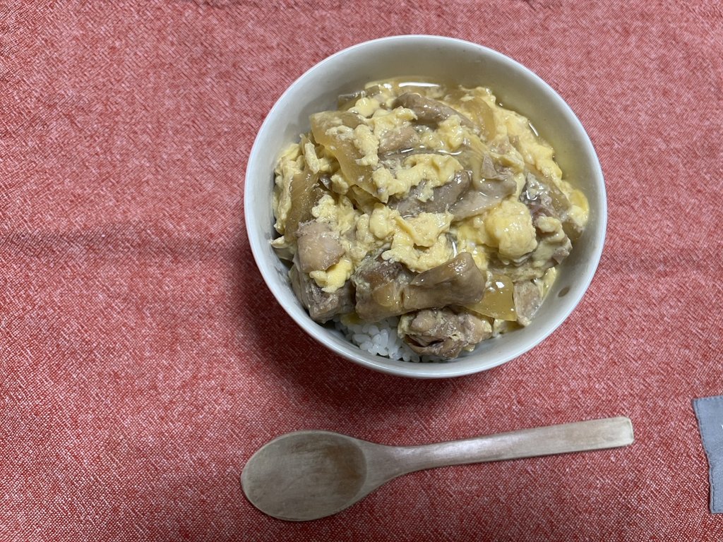 オイシックス 完成した親子丼を盛り付けて撮影した写真
