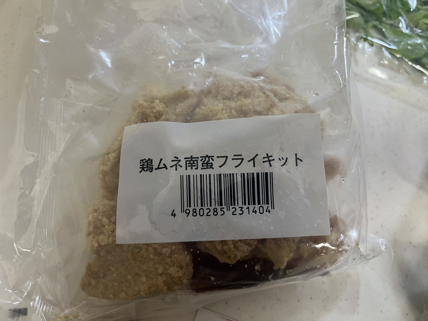 オイシックス チキンフライセットの袋を撮影した写真。ラベルに鶏ムネ南蛮フライキットと書かれている