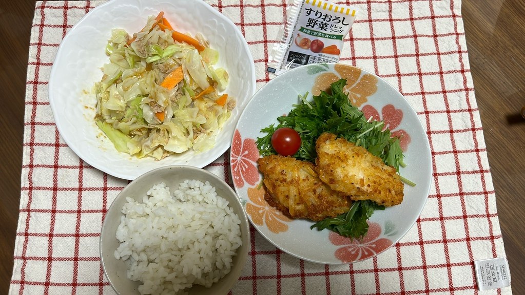 ヨシケイ カットミール、5日目に完成した白身魚のポテト衣焼きとツナと蒸し野菜のドレッシングがけを撮影した写真