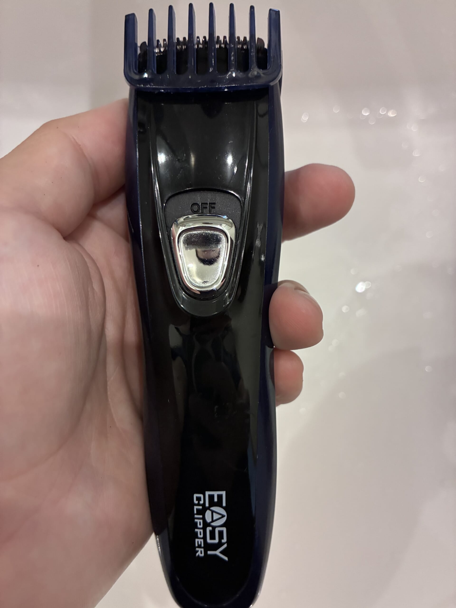 ゴリダンが体毛を短くするのに使っている、EASY CLIPPERと書かれた黒いバリカン