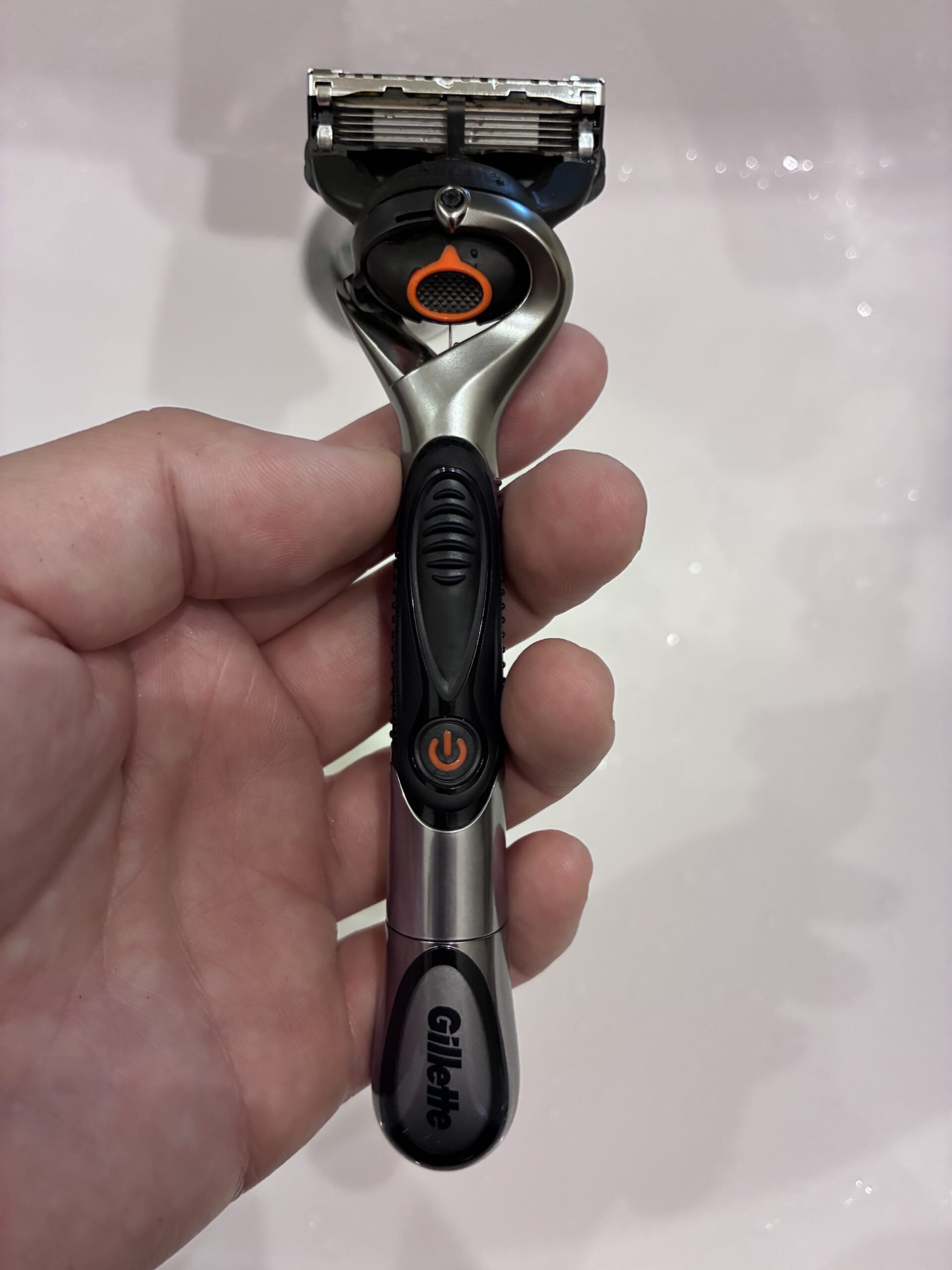 ゴリダンが毎朝使っているジレットの振動するT字カミソリ。持ち手に電源ボタンがある