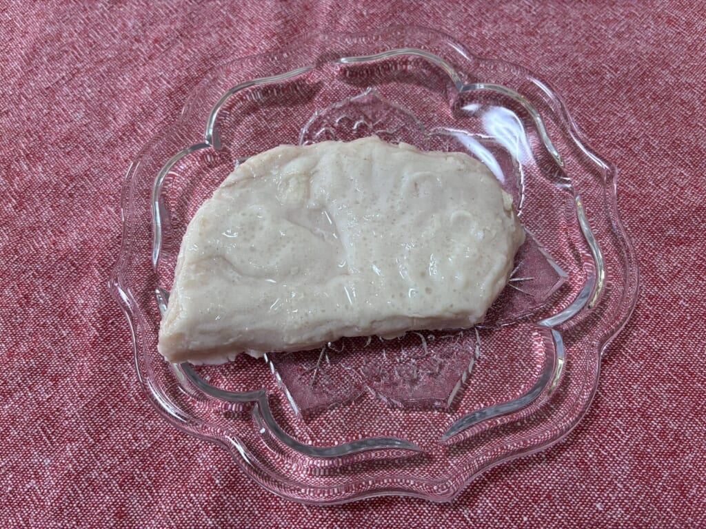 袋から出した伊藤ハムのサラダチキンを皿に乗せた状態を撮影した写真