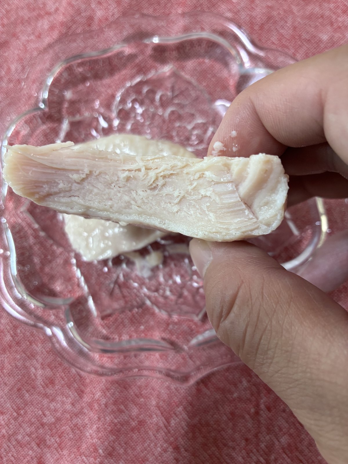 伊藤ハムのサラダチキンの断面を別の角度から指でつまんで撮影した写真