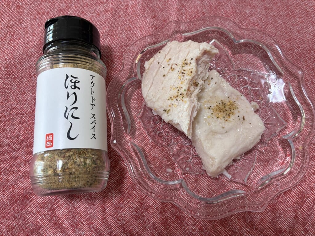 ほりにしの瓶と、ほりにしをかけた伊藤ハムのサラダチキンを皿に乗せて撮影した写真